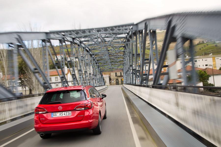  Opel Astra Sports Tourer BiTurbo (K) 2016 года  (фото 9 из 32)